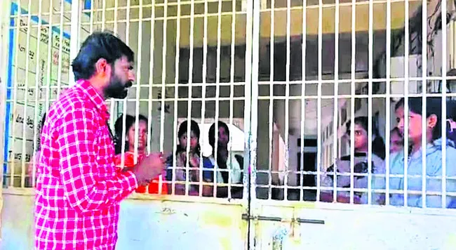 ఖైదీలకంటే అధ్వానంగా బతుకుతున్నాం 