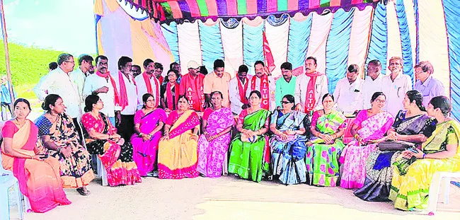 అన్ని వర్గాలను కలుపుకొని పోతాం