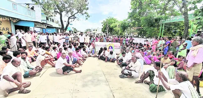 మృతదేహంతో రోడ్డుపై నిరసన