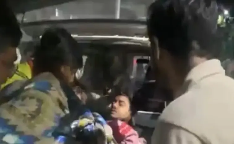 రేటు అడిగితే దారుణంగా దాడి : ఏకంగా వేళ్లు నరికేశారు!