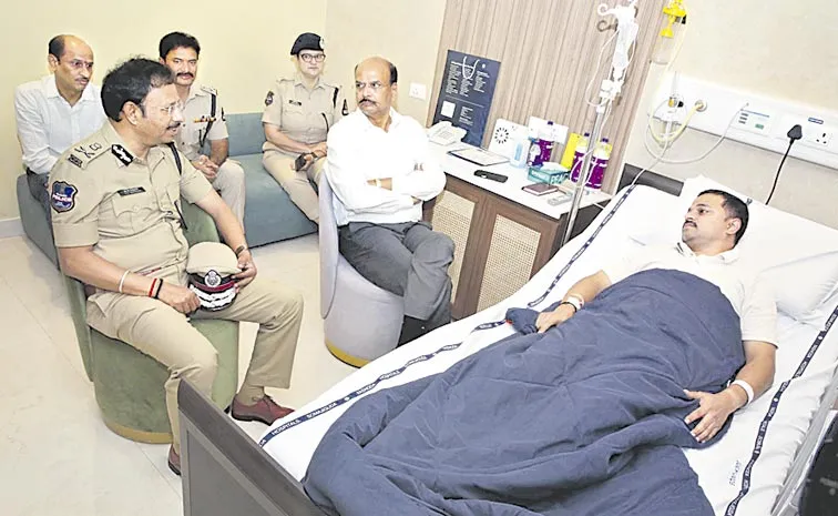 DGP Shivadhar Reddy Visited DCP Chaitanya