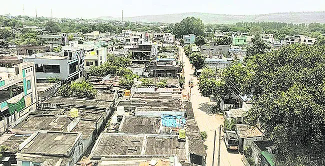 హామీలు సరే.. అమలేది..!