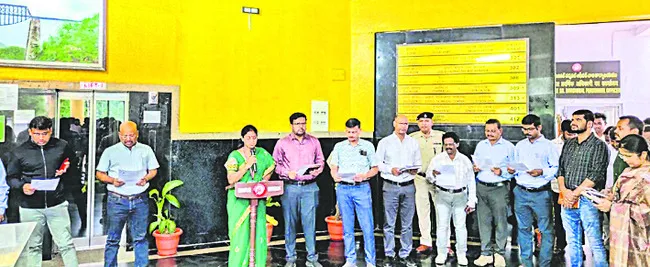 నిజాయతీతో అత్యున్నత ప్రమాణాలు పాటించాలి