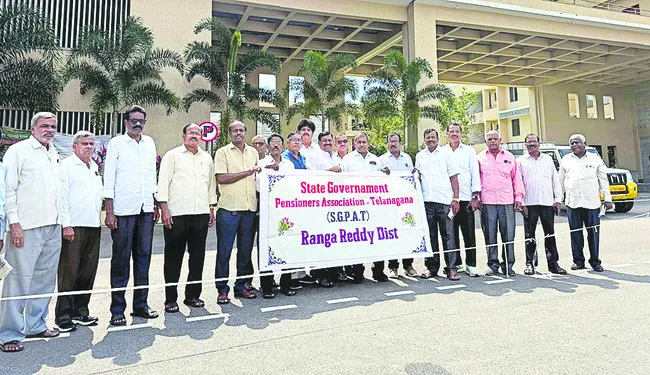 పెన్షనరీ డబ్బులు చెల్లించండి 