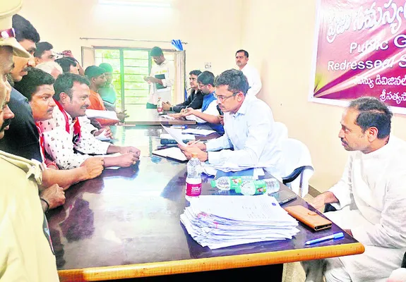 ‘పరిష్కార వేదిక’కు వినతుల వెల్లువ