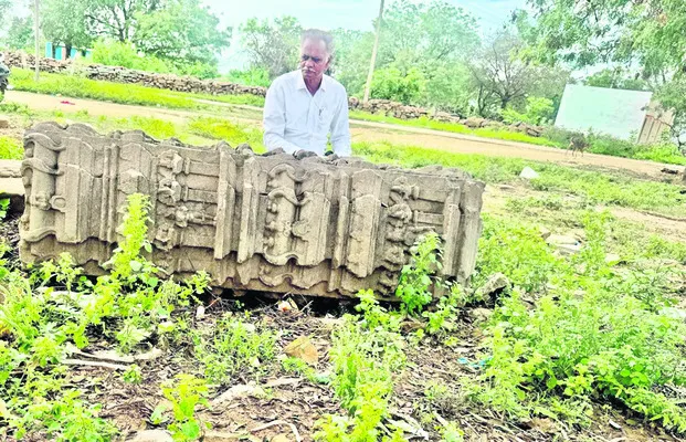 16వ శతాబ్ది దీపక్ స్తంభాన్ని నిలబెట్టాలి