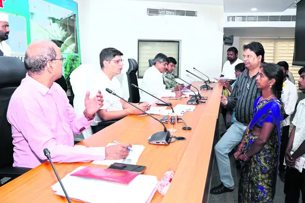 ఫిర్యాదులను సత్వరమే పరిష్కరించాలి