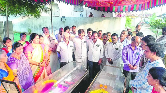 శివ్వాయిపల్లిలో తల్లీకూతురు అంత్యక్రియలు