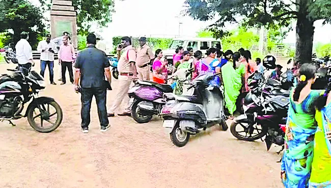సీఎంను కలిసేందుకు కేఎల్ రావు కాలనీ వాసుల యత్నం