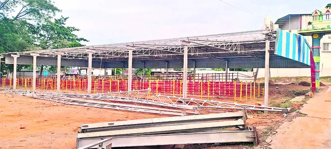 క్యూలైన్లపై నిర్మించిన షెడ్డు తొలగింపు