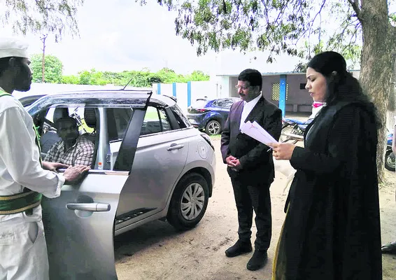 స్టేట్మెంట్ రికార్డు కోసం  బెంచ్ దిగొచ్చిన జడ్జి