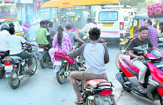 హెల్మెట్తో ప్రాణాలు భద్రం