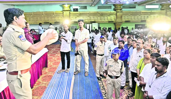 లక్కు.. కిక్కు..