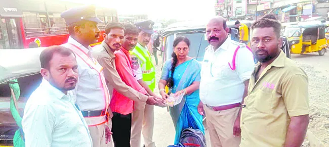 మానవత్వం చాటుకున్న ఆటో డ్రైవర్