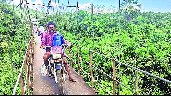 ఆ గ్రామాల్లో రాకపోకలకు తాళ్ల వంతెనే ఆధారం