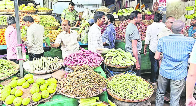కూరగాయల ధరలకు మోంథా రెక్కలు! 
