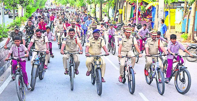 పోలీసుల త్యాగాలు స్మరించుకోవాలి