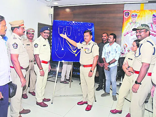 బంగారు ఆభరణాలపై కన్నేసింది.. కొట్టేసింది