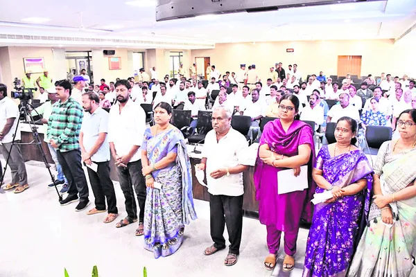 అన్ని దుకాణాలు సిండికేట్లకే..