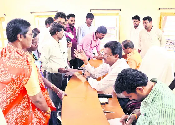 ప్రజావాణి ఫిర్యాదులు పరిష్కరించాలి