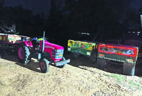 ఇసుక ట్రాక్టర్ల సీజ్