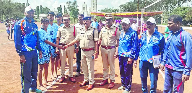 క్రీడాపోటీల్లో ప్రతిభ చాటాలి