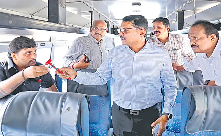 అన్ని బస్సుల్లోనూ అగ్నిమాపక పరికరాలు