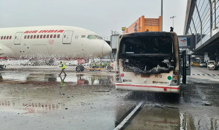 ఢిల్లీ విమానాశ్రయం వద్ద బస్సులో మంటలు