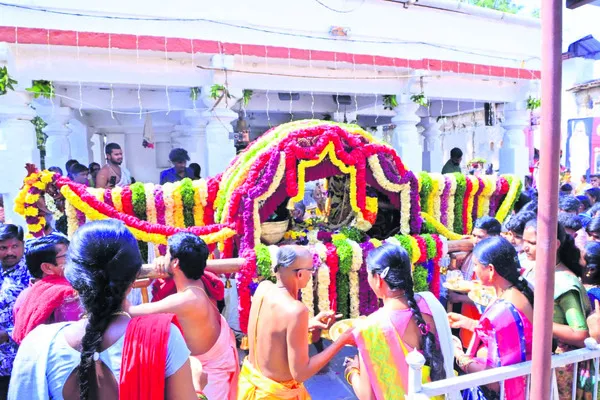 కనుల పండువగా పల్లకీ సేవ