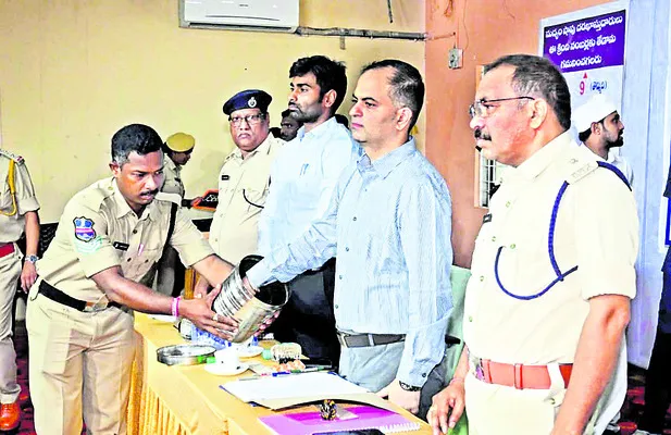 గ్రూపులు కట్టిన వారికే..