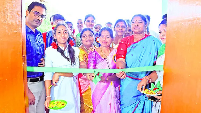 విద్యార్థినులు ఉన్నత శిఖరాలకు చేరుకోవాలి