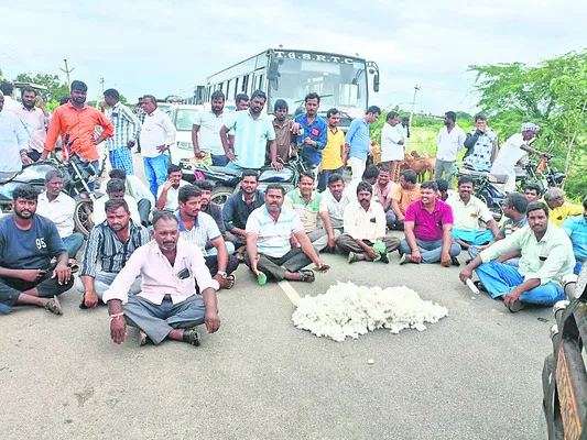పత్తి రైతుల రాస్తారోకో