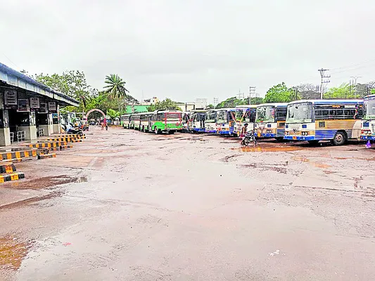 తుపానుతో నిలిచిన ఆర్టీసీ బస్సులు