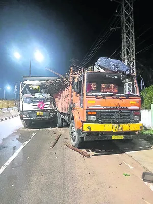 వ్యాన్ను ఢీకొట్టిన మట్టి లారీ