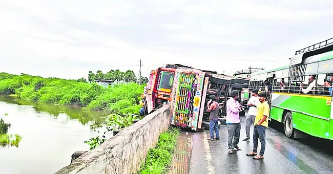 త్రుటిలో తప్పిన ప్రమాదం