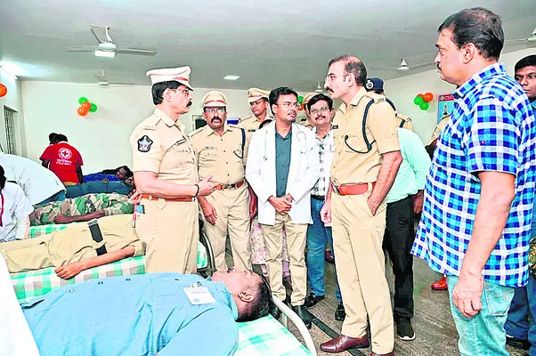 సామాజిక బాధ్యతలో పోలీసులు ముందుండాలి 