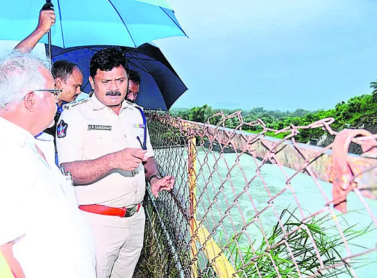 అప్రమత్తంగా ఉండాలి