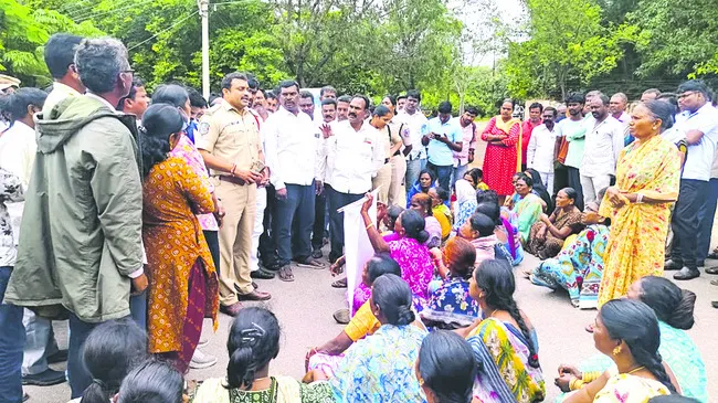 ఆత్మహత్య కారకులను శిక్షించాలి