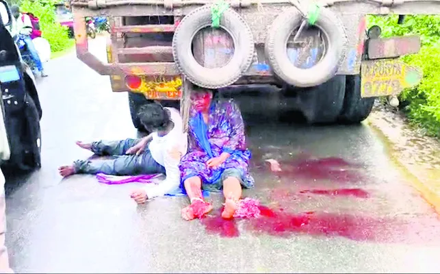 లారీ ఢీకొని భార్యాభర్తలకు గాయాలు