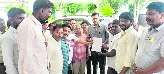 కళాశాలలు తరలించొద్దు