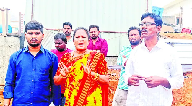 దళితురాలనే హోటల్‌ను కూలదోశారు 