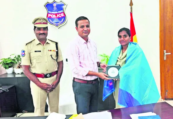 కానిస్టేబుల్‌కు ఎస్పీ అభినందనలు