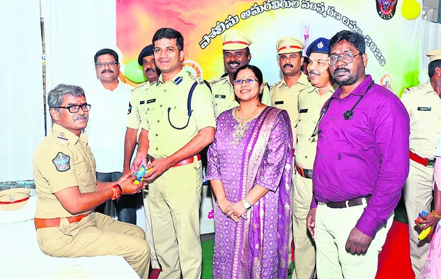 రక్తదానం చేసి.. స్ఫూర్తి నింపి..