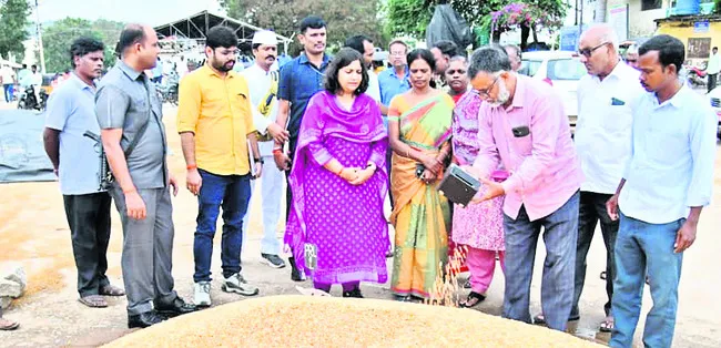 పారదర్శకంగా కొనుగోళ్లు చేపట్టాలి: కలెక్టర్‌ 