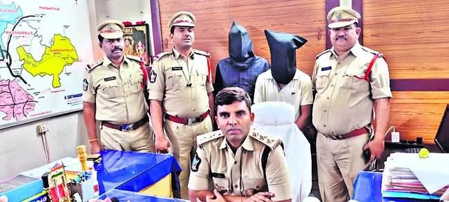 ఇద్దరు గంజాయి నిందితుల అరెస్టు
