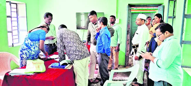 భూ సమస్యలు సత్వరమే పరిష్కరించాలి