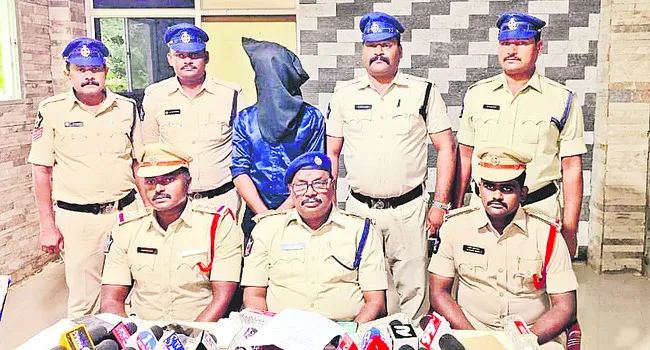 దొంగ అరెస్టు.. రూ.30 లక్షల సొత్తు స్వాధీనం 