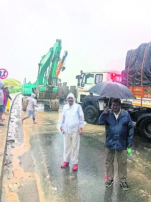 ఇరుక్కుపోయిన లారీ