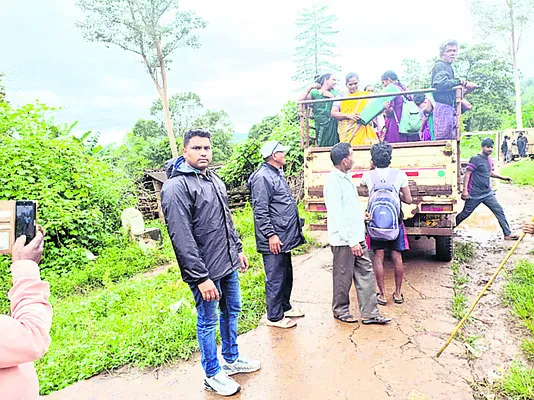 పునరావాస కేంద్రాలకు గిరిజనుల తరలింపు