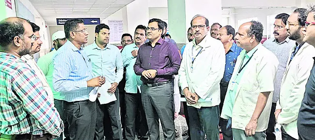 వైద్య, రేషన్ సేవలు నిరంతరాయంగా అందించాలి